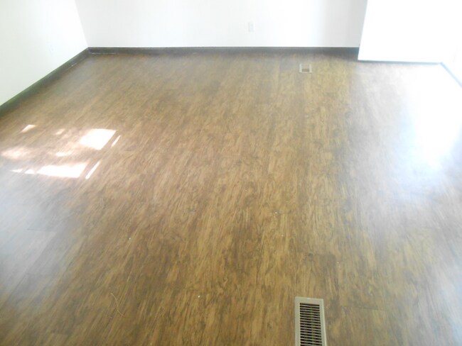 Foto del edificio - 24898 Lakewood Dr