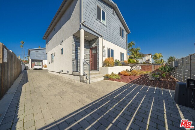 Foto del edificio - 629 W 83rd St