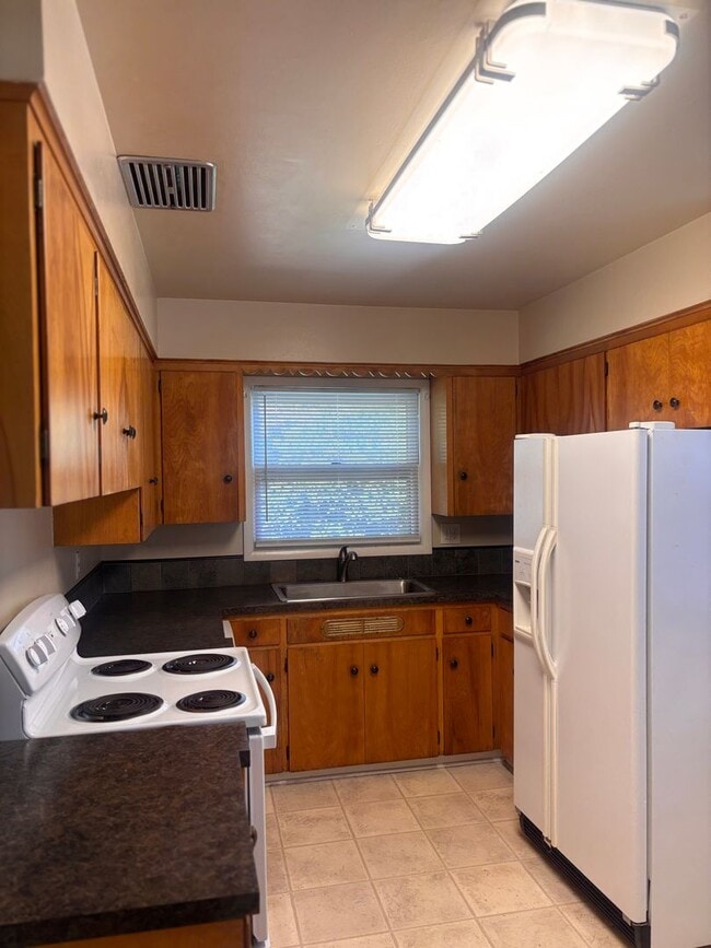 Building Photo - Don't Miss This Charming Milwaukie Home with an Oversized Backyard!