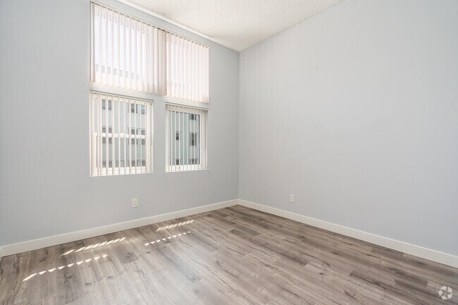 2 habitaciones, 2 baños - 875 pies cuadrados - Dormitorio principal - Carlton Way Towers