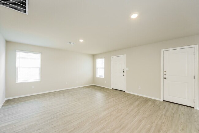 Building Photo - 7238 Lincoln Trce