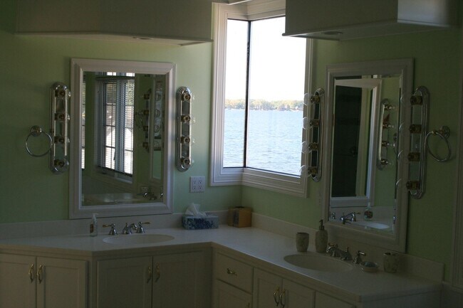 Foto del edificio - Beautiful 5 BR 5 Bath Home on Wawasee!  Of...