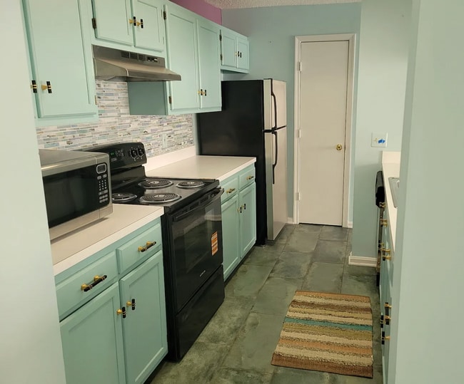 Foto del edificio - Ground Level 3 + 2 Spacious Updated condo