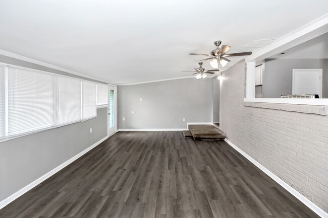 Building Photo - 1707 Buena Vista Cir SE