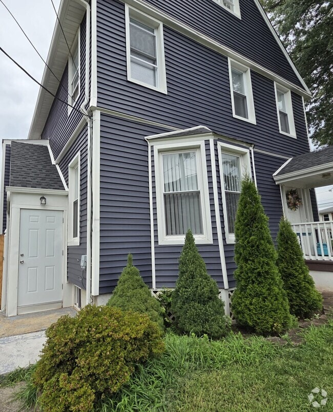 Building Photo - 1444 Esterbrook Ave