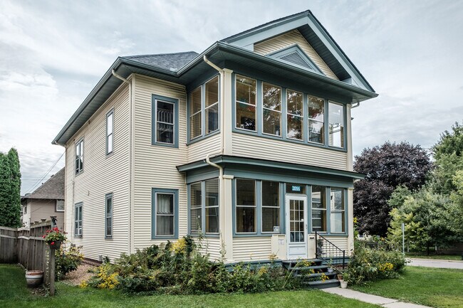 Entradas delanteras y porches - 2016 Selby Ave