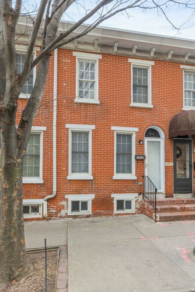 Building Photo - Pet Friendly 2 BR townhouse