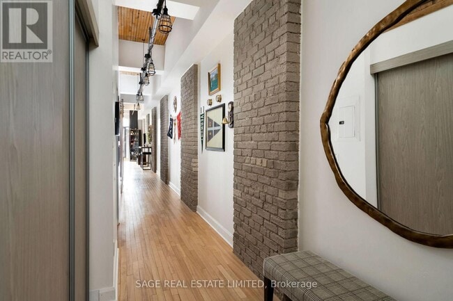 Photo du bâtiment - 993 Queen St W