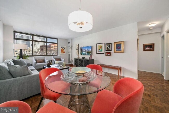 Foto del edificio - 7111 Woodmont Ave