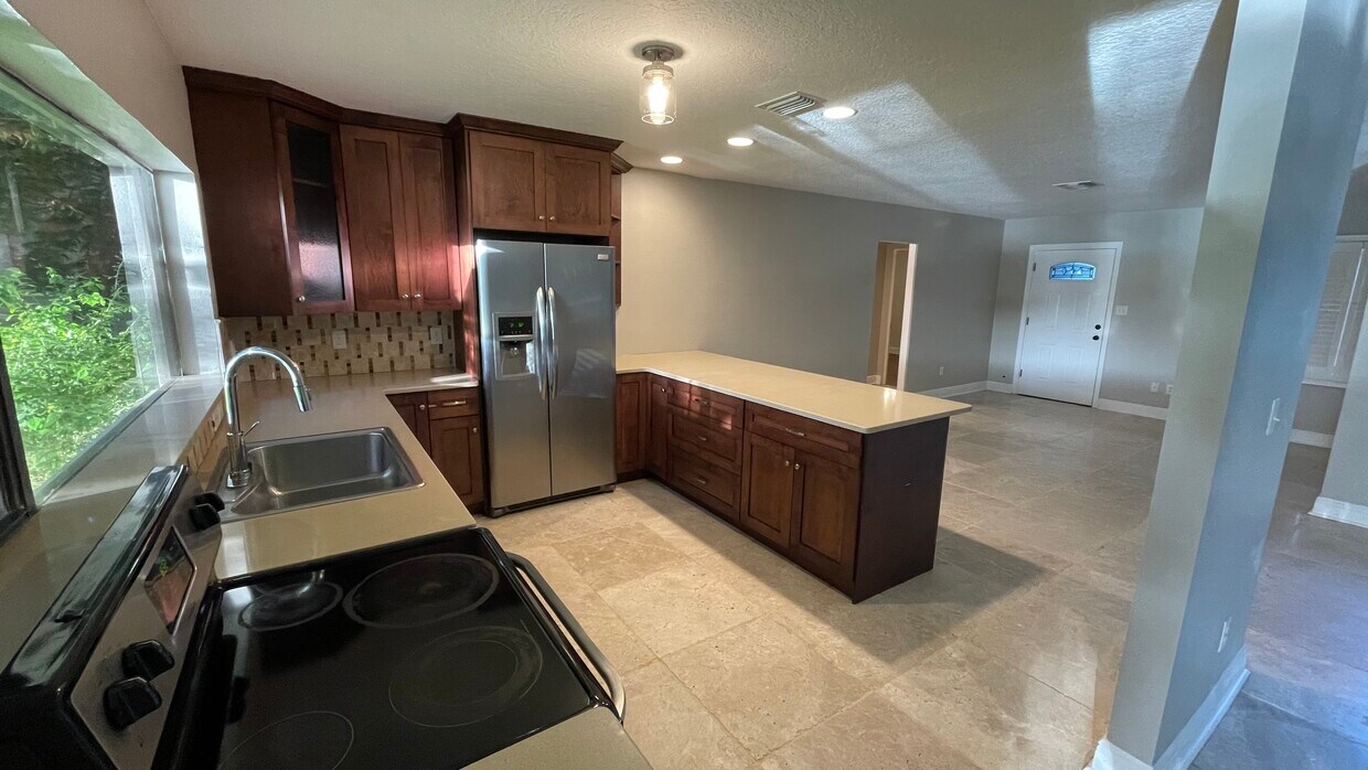 Cocina con planta abierta - 1649 Hull Cir