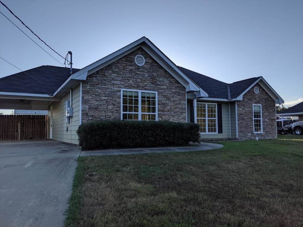 Primary Photo - 512 Lee Road 206