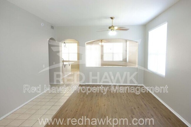 Foto del edificio - 3648 E Feather Ave