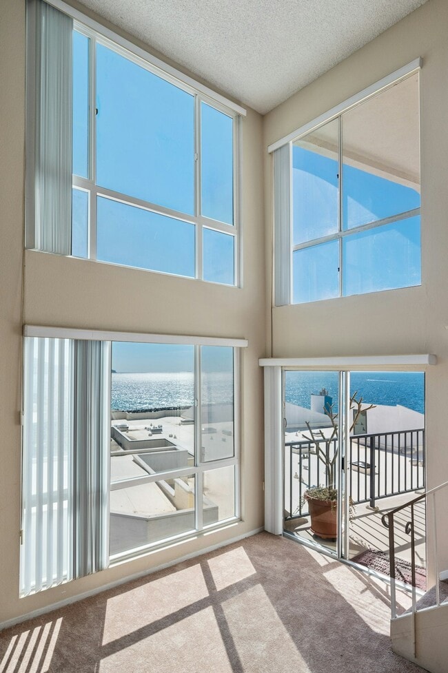 Building Photo - 565 Esplanade