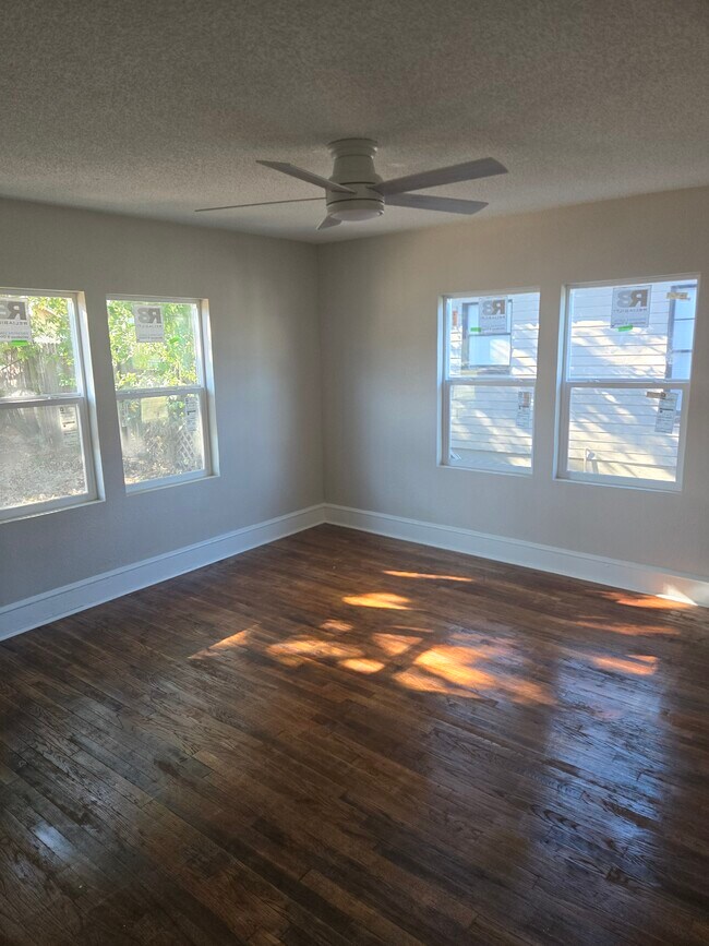 Foto del edificio - 2400 Lasker Ave