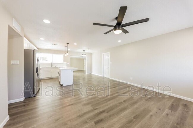 Building Photo - 4207 W Poinsettia Dr