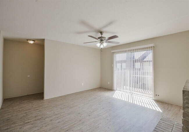 Foto del edificio - 12905 Woodforest Blvd