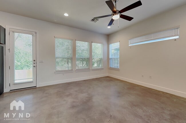 Building Photo - 8922 Menchaca Rd