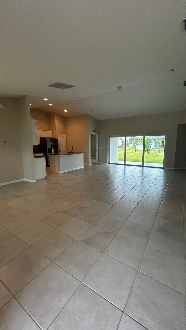 Building Photo - 4 Bed, 2 Bath Available Now in NW Cape Coral