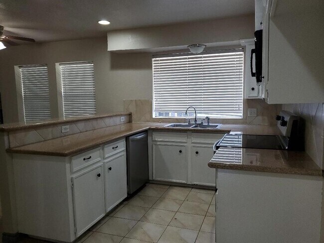 Foto del edificio - 6831 Stoney River Dr