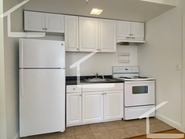 Building Photo - Stunning Kenmore Squ 1 Bed! Hot Water Incl...