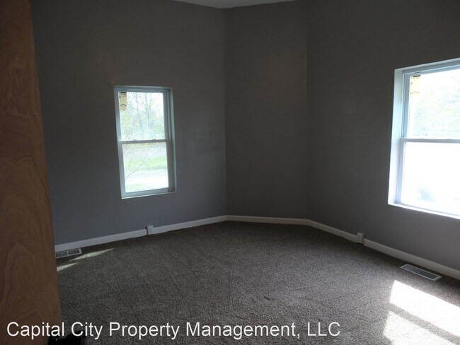 Building Photo - 2 br, 1 bath House - 812 Railroad