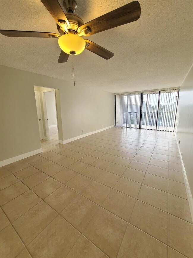 Building Photo - 4 Royal Palm Way