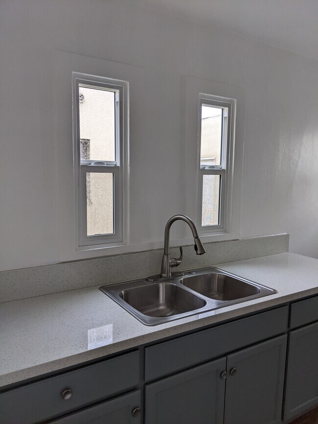 Foto del edificio - 1134 N Kingsley Dr