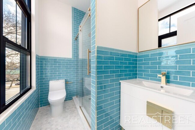 Building Photo - Marconi Place
