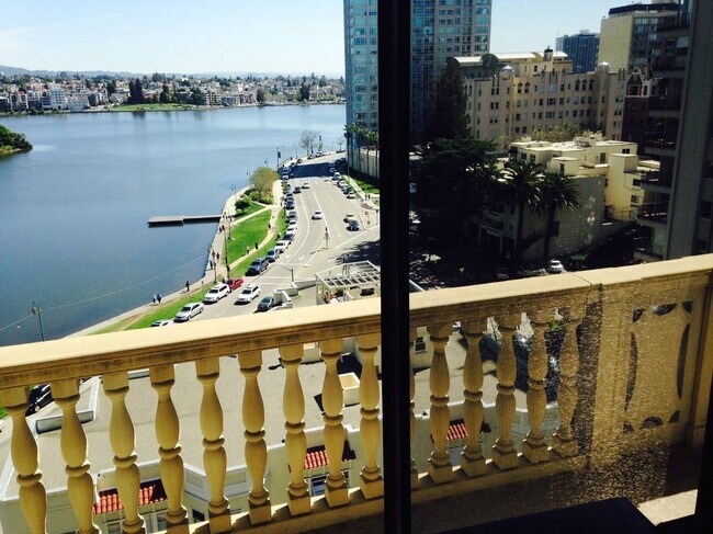 Foto del edificio - 200 Lakeside Dr