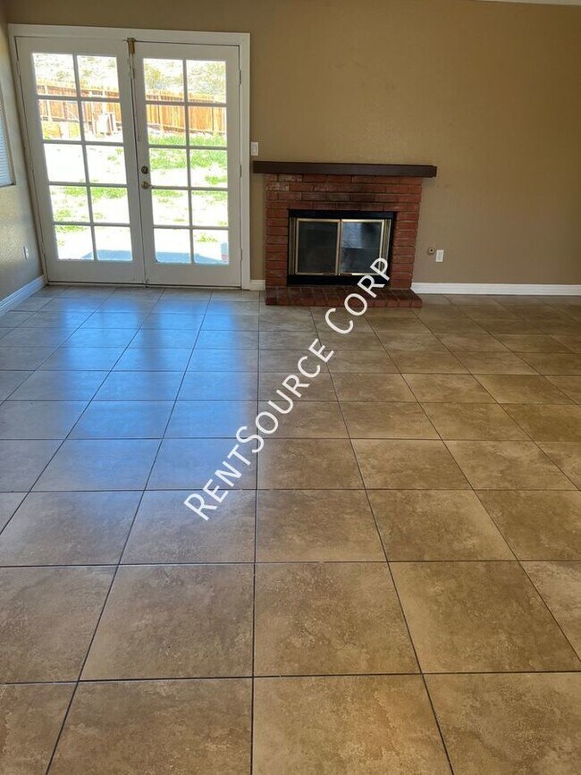 Building Photo - 3 Bedroom, 2 Bath home for Rent in Palmdale