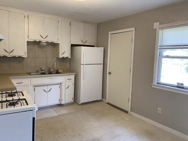 Building Photo - 1033 Jasmine Ln