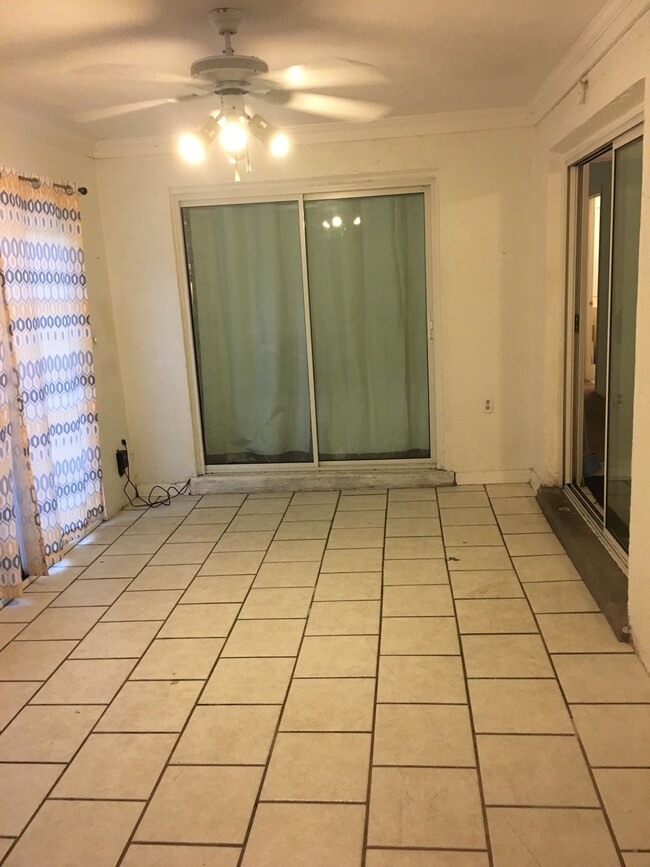 Foto del edificio - 355 McArthur Ave