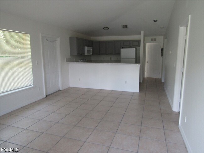 Foto del edificio - 627 Meadow Rd