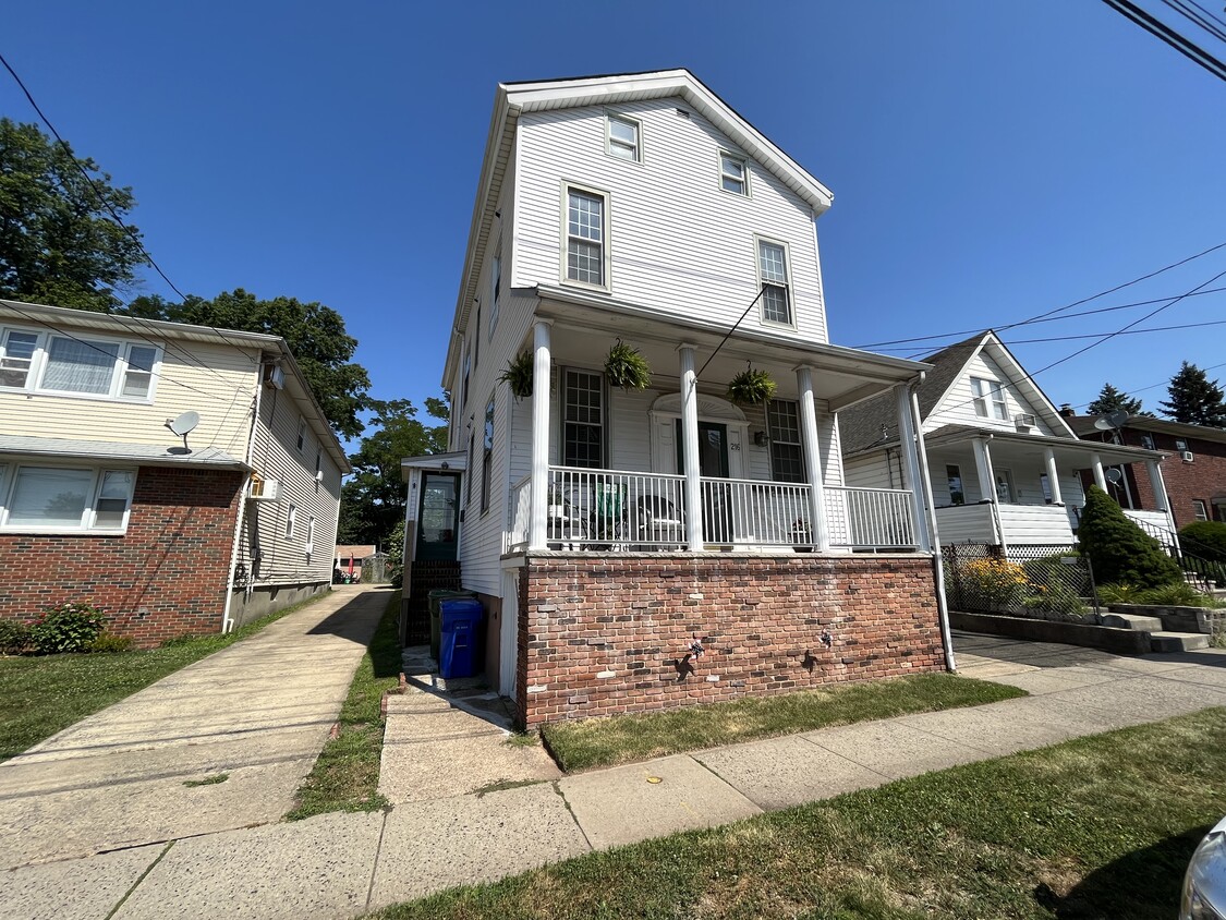 Primary Photo - 216 W Linden Ave