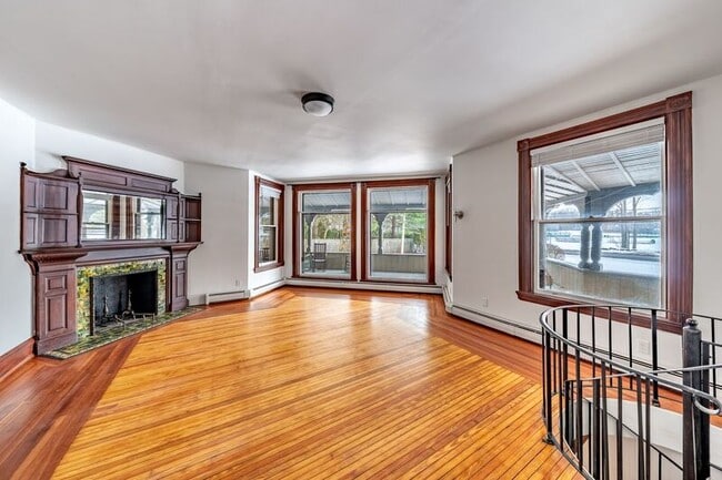 Building Photo - 245 Clinton St