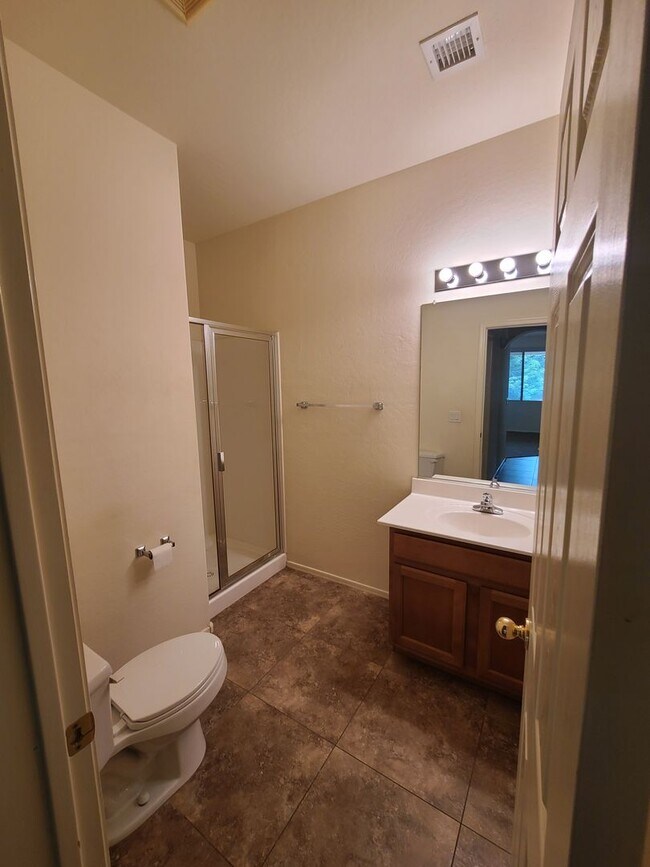 Foto del edificio - 4 bedroom 2.5 bath w/a loft.