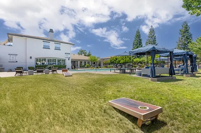 Foto del edificio - 700 Gibson Dr