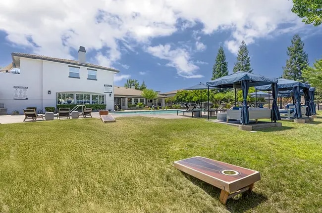 Building Photo - 700 Gibson Dr