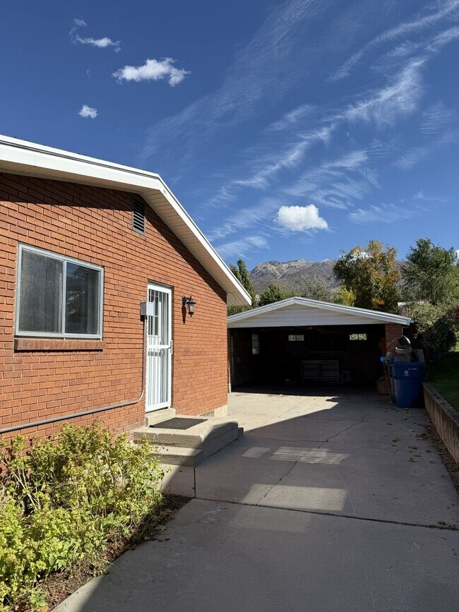 Foto del edificio - Cute, Comfy & Convenient — 4-Bedroom Ogden...