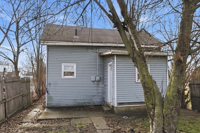 Building Photo - COMING SOON! Stylish 2BR with Modern Upgrades