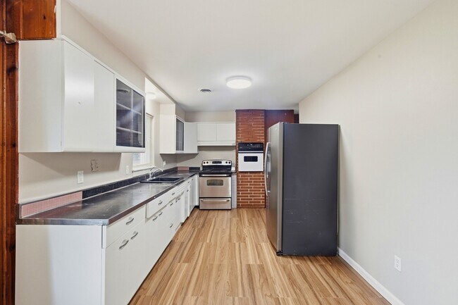 Building Photo - 5907 Walnut St