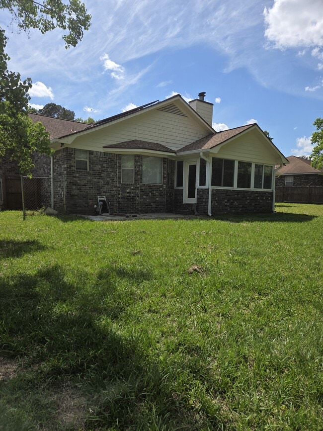 Building Photo - 386 Meloney Dr
