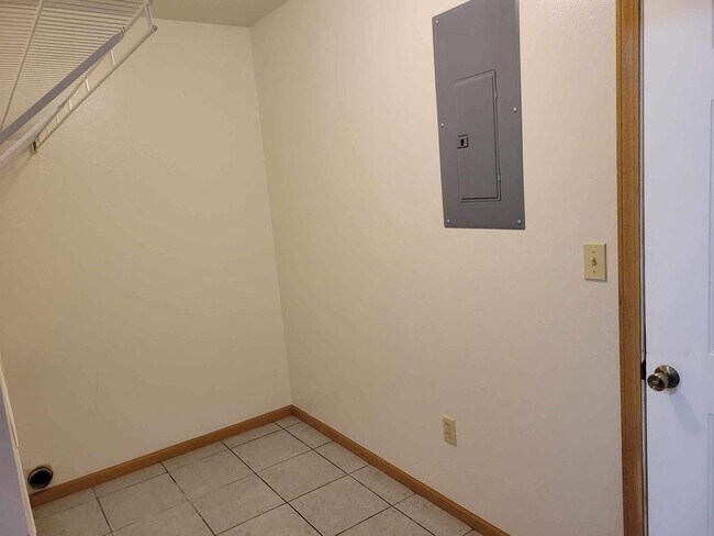 Foto del edificio - 2 BEDROOM 2 BATHROOM DUPLEX WITH GARAGE