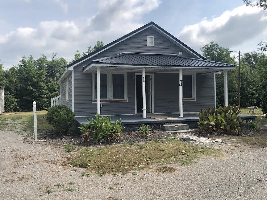 Frente de la casa - 381 Big Hill Rd