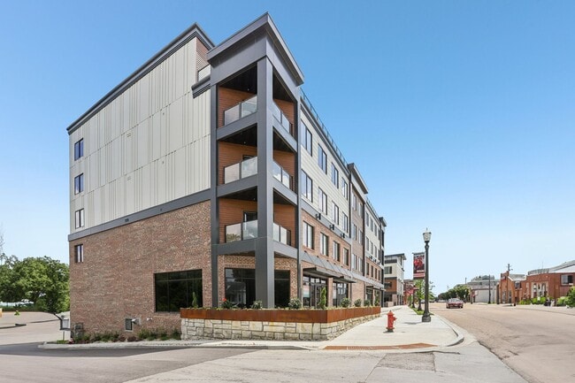 Building Photo - Station on Main St