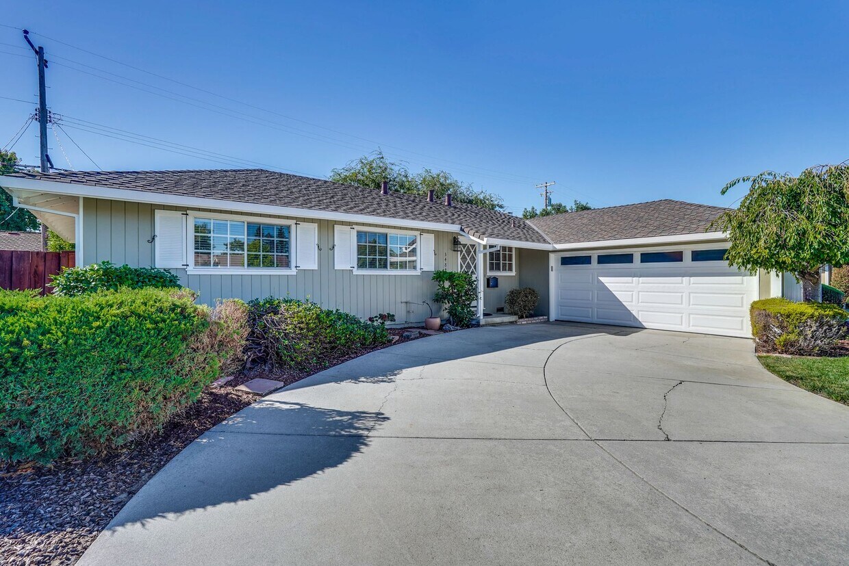 Foto principal - Charming & Refreshed Well-Maintained 4 Bed...