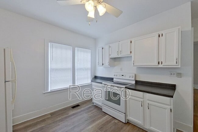 Building Photo - 461 Reinhard Ave