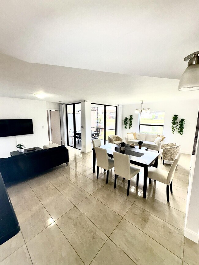 Foto del edificio - 8625 Boca Glades Blvd W