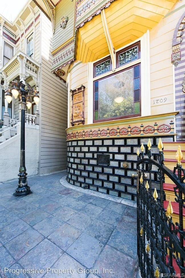 Building Photo - 1709 Oak St