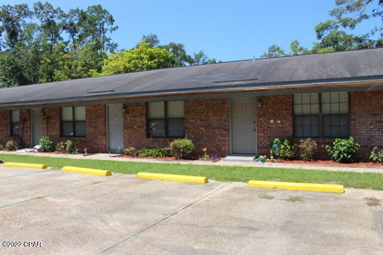 Foto principal - 2/1 Apartment in Chipley, FL